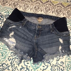 Distressed maternity shorts